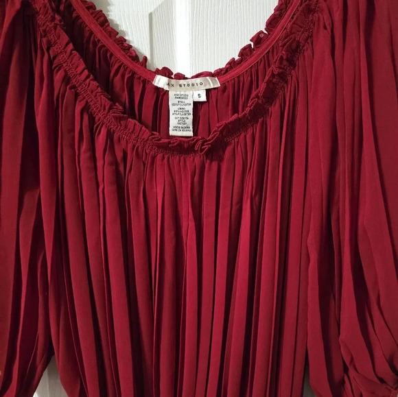 Max Studio Red Off-Shoulder Plisse Mini Dress, Puff Sleeves, Drop Waist, EUC! - Picture 3 of 9